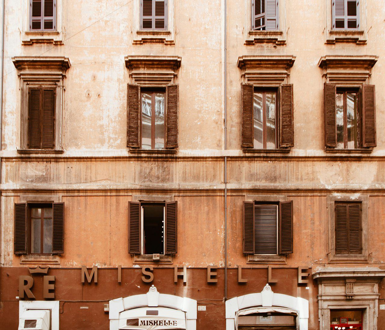 Interno luminoso di un appartamento di pregio a Roma