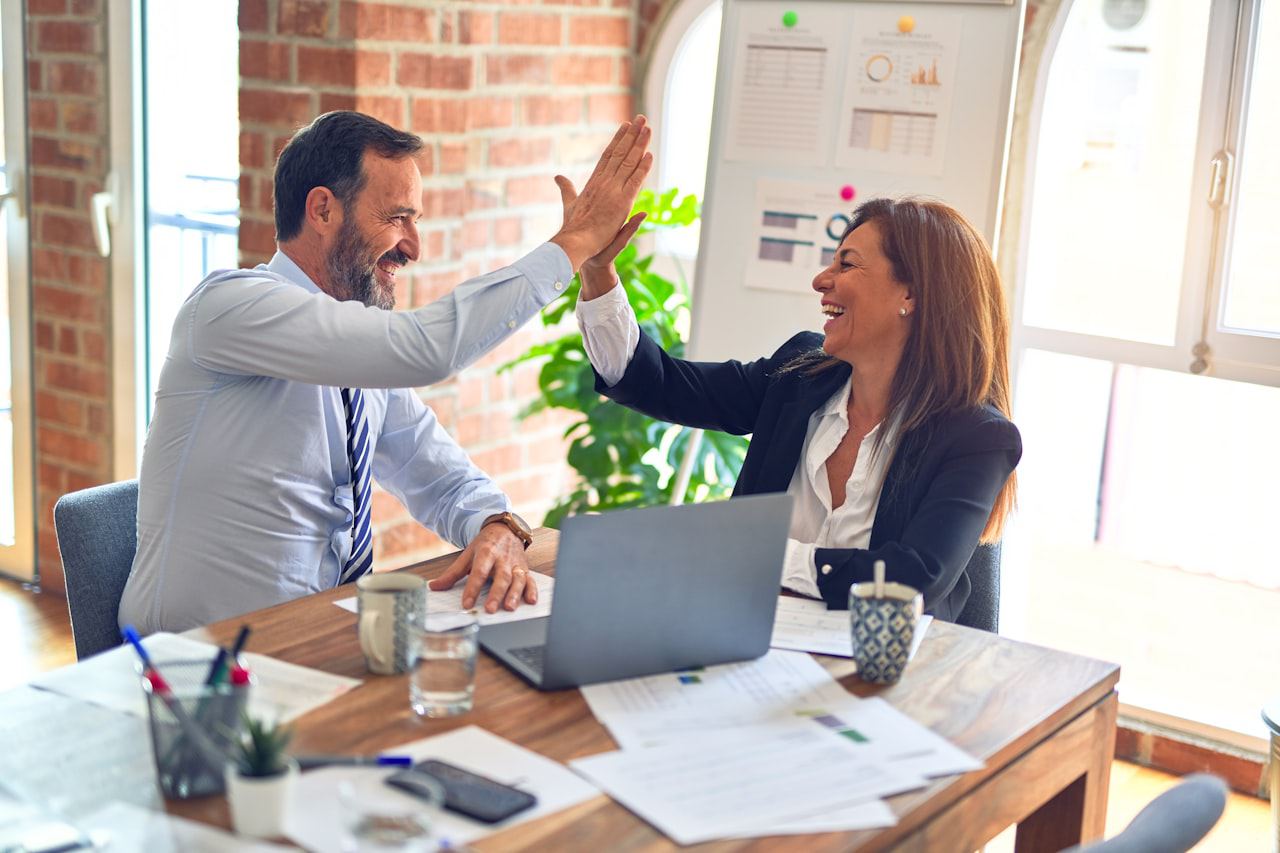 Team di consulenti immobiliari professionisti in ufficio a Roma