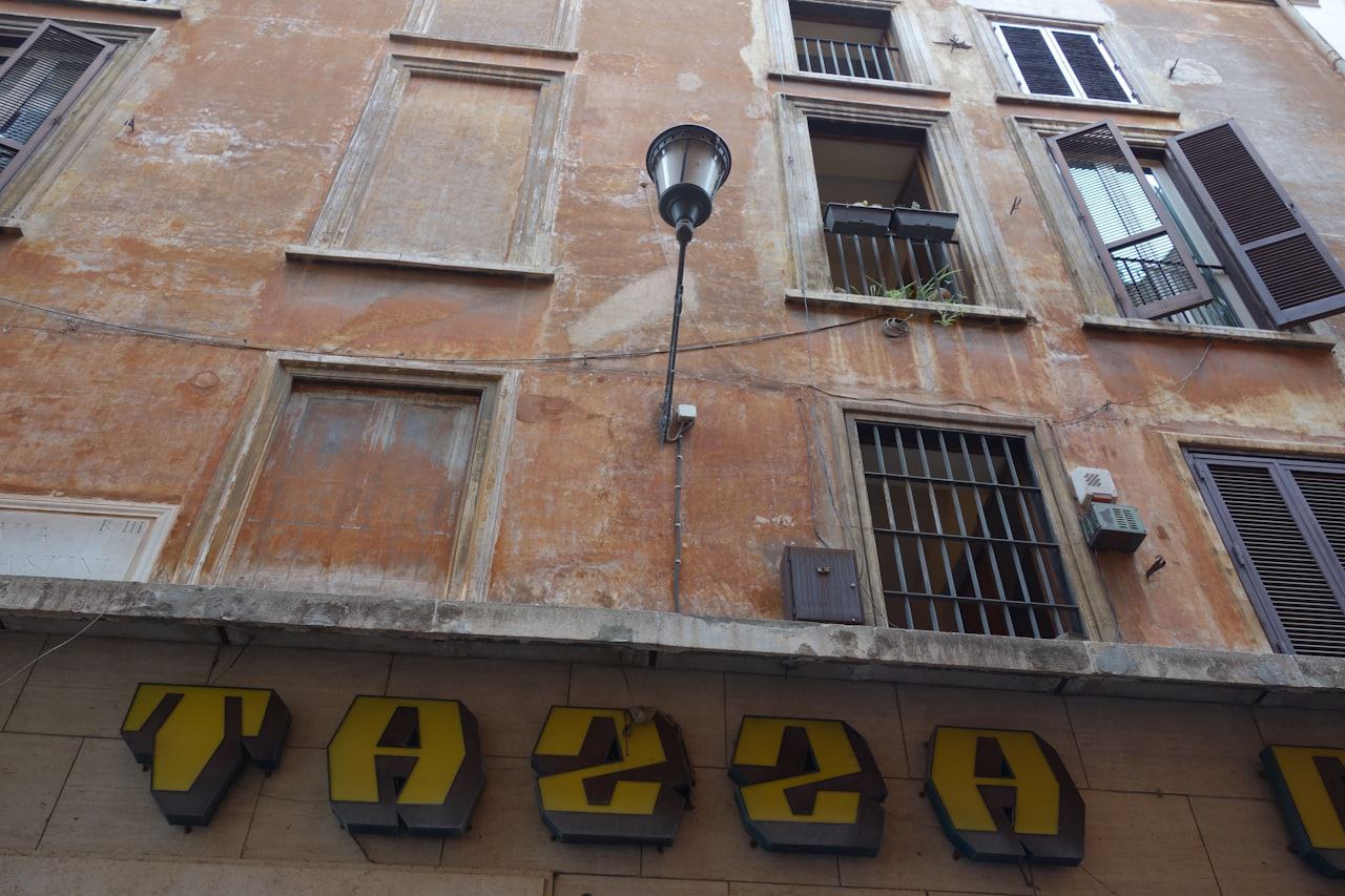 Strada residenziale elegante nel quartiere di Roma